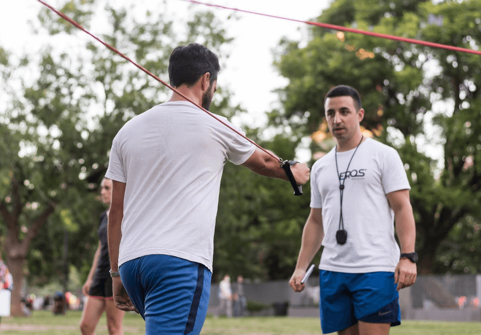 Eros Marinelli supervisando un ejercicio de retorno deportivo con banda de resistencia